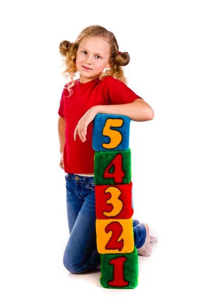 Szczęśliwa dziewczyna gospodarstwa bloki z numerami — Zdjęcie stockowe
