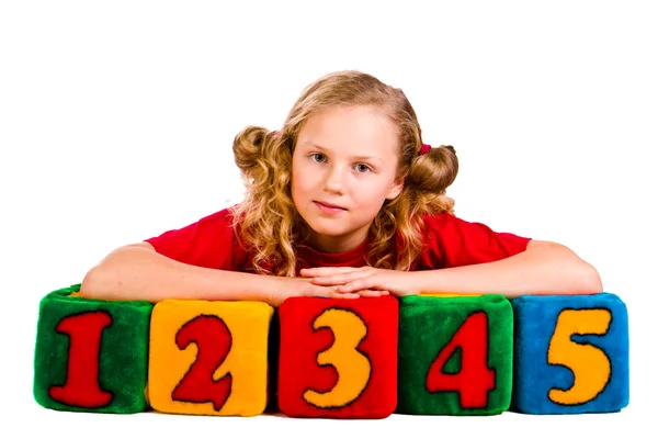Chica feliz sosteniendo bloques con números — Foto de Stock