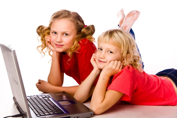 Дети играют в компьютерные игры на ноутбуке — стоковое фото