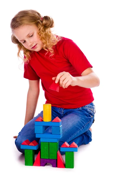 Kinderen bouwen van een kasteel met kubussen — Stockfoto