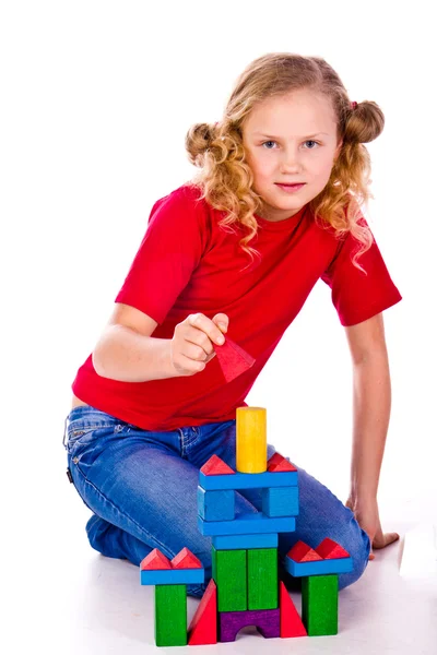 Діти будують замок з кубиками — стокове фото