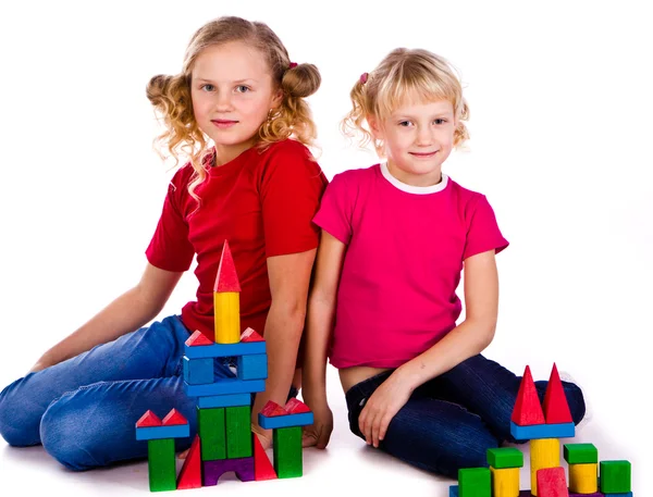 Bambini che costruiscono un castello con cubi — Foto Stock