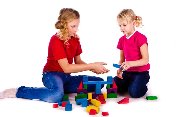 Маленька мила дівчинка вирішує головоломку з алфавітом — стокове фото