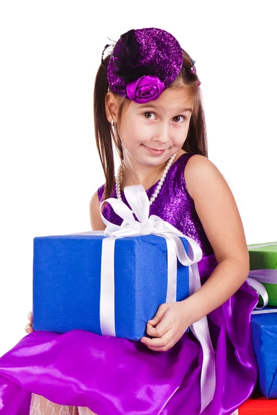 Schönes kleines Mädchen mit Geschenken — Stockfoto