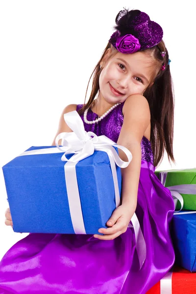 Hermosa niña con regalos — Foto de Stock