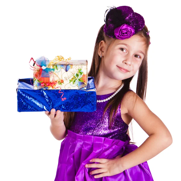 Schönes kleines Mädchen mit Geschenken — Stockfoto