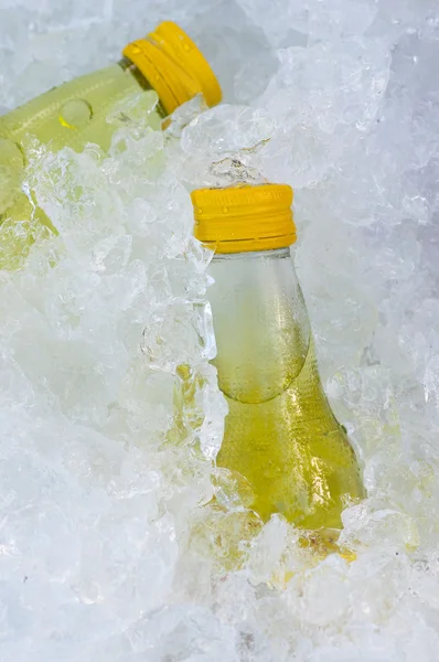 Желтые минеральные соли пьют бутылку воды — стоковое фото