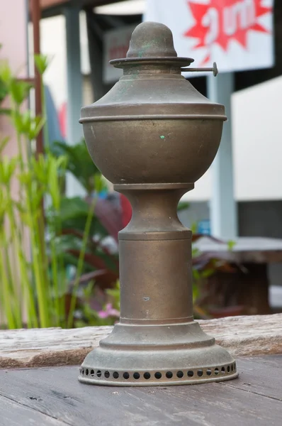 Velha lâmpada de óleo empoeirado — Fotografia de Stock