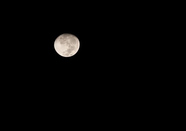 Luna en la noche oscura — Foto de Stock