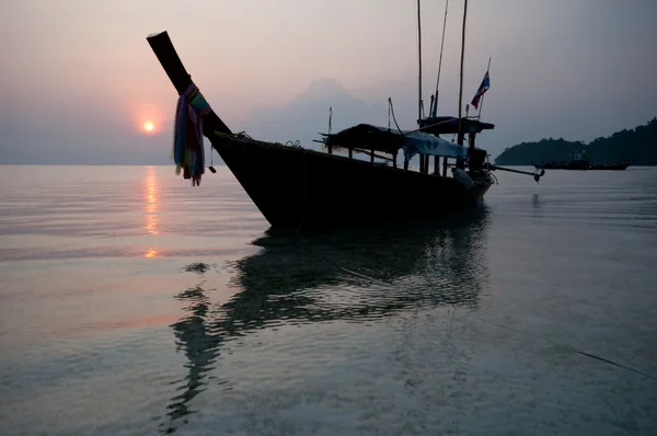 พระอาทิตย์ขึ้นที่เกาะสุรินทร์ ภาคใต้ของประเทศไทย — ภาพถ่ายสต็อก