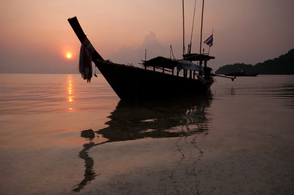 Salida del sol en la isla de Surin, al sur de Tailandia — Foto de Stock