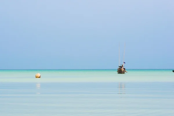 泰国素林岛附近一条小渔船 — 图库照片