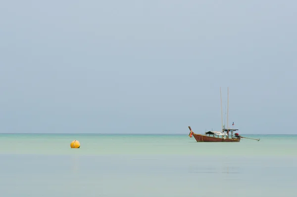 Küçük bir balıkçı teknesi surin Adası, Tayland — Stok fotoğraf