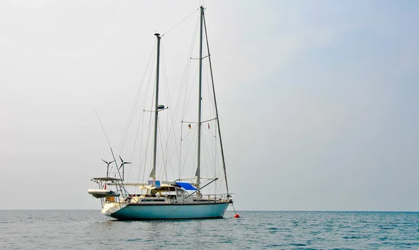 Yacht i havet — Stockfoto