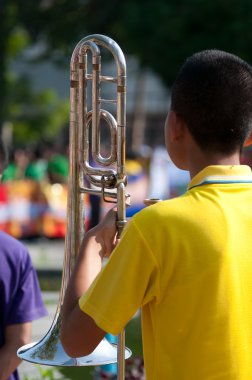 müzisyen üzerinde trombon çalıyor