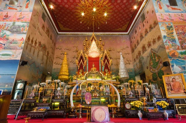 La figure de Bouddha la plus importante dans un temple thaïlandais — Photo