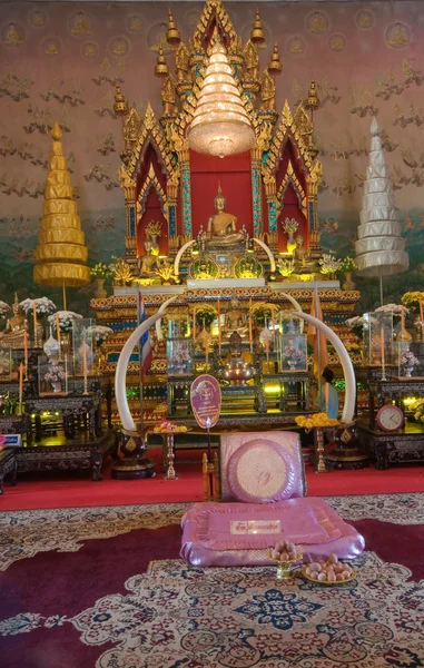 A figura de Buda mais importante em um templo tailandês — Fotografia de Stock