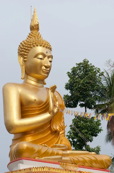 Grote goldern boeddhistische figuur — Stockfoto