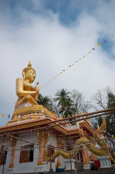 Große buddhistische Goldfigur — Stockfoto