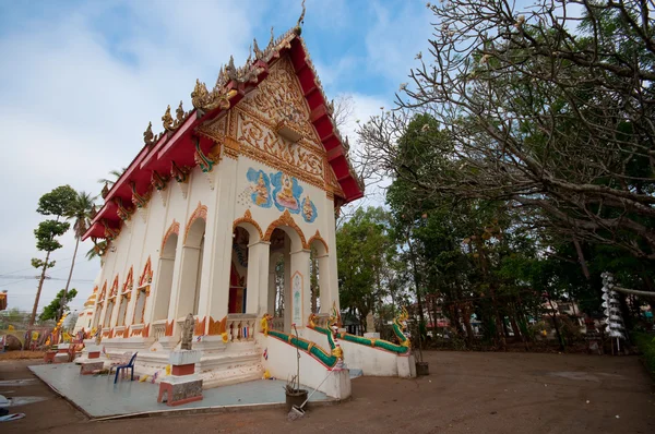 Vackra thailändska buddistiska kyrkan i wat thai — Stockfoto