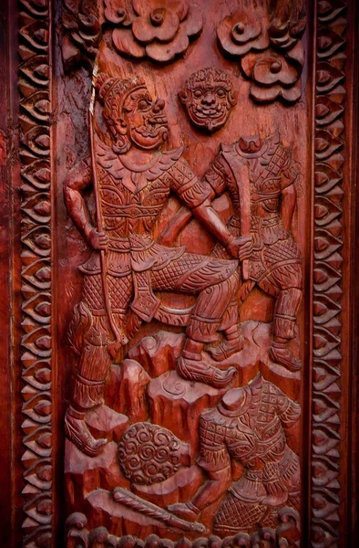 Phramahathat khannakhon タワーの木製のドアを刻む — ストック写真