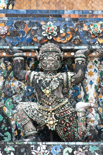 Antike figur in wat arun, bangkok thailand — Stockfoto