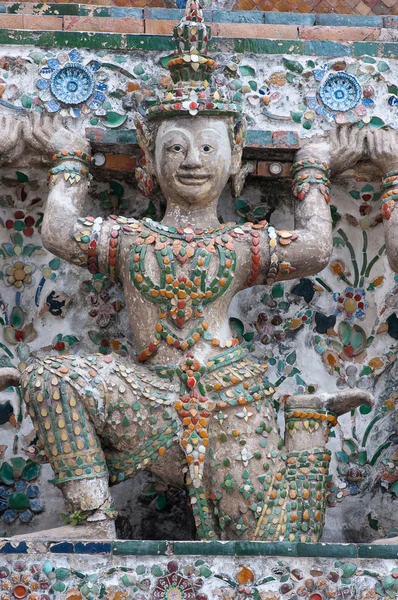 Starověké postava v wat arun, bangkok Thajsko — Stock fotografie