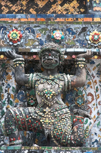 Antigua figura en Wat Arun, Bangkok Tailandia — Foto de Stock