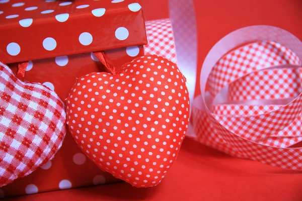 Şerit ve kalpleri hediye kutusu — Stok fotoğraf