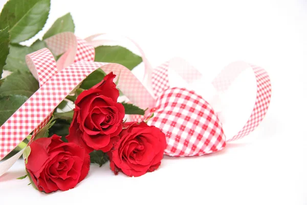 珍珠玫瑰花瓣上的礼物 — 图库照片