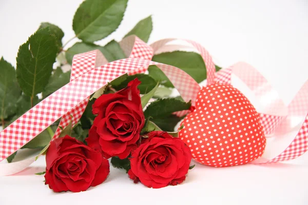 Geschenkperle auf Rosenblättern — Stockfoto