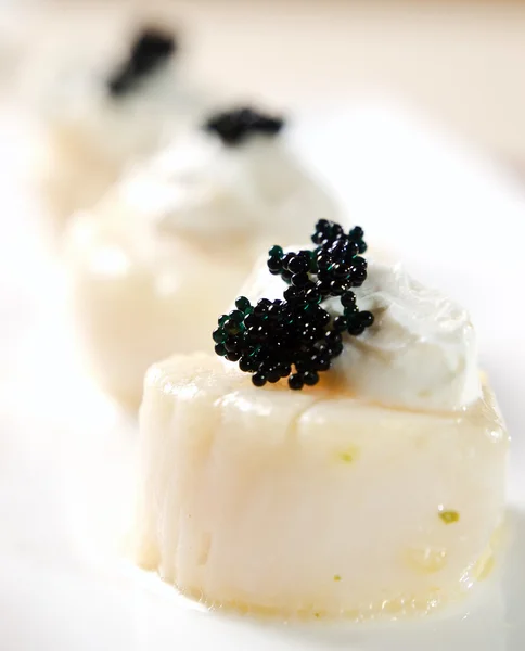 Filé de peixe com caviar — Fotografia de Stock