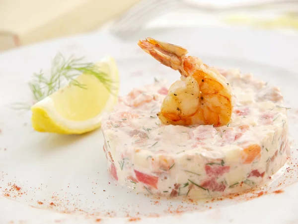 Salad with shrimp and lemon — Stock Photo, Image