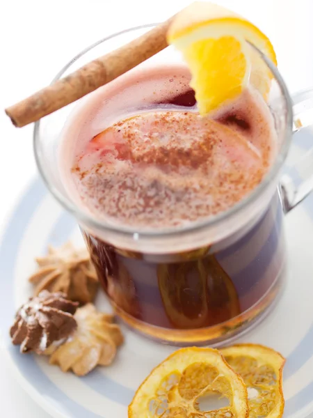 Schwarzer Tee im Glas mit Orange, Zitrone, Zimt und Baiser — Stockfoto