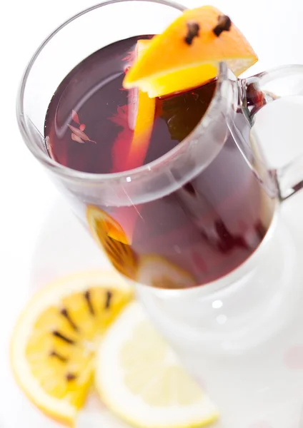 Змішайте чай у скляній чашці з апельсином та лимоном — стокове фото