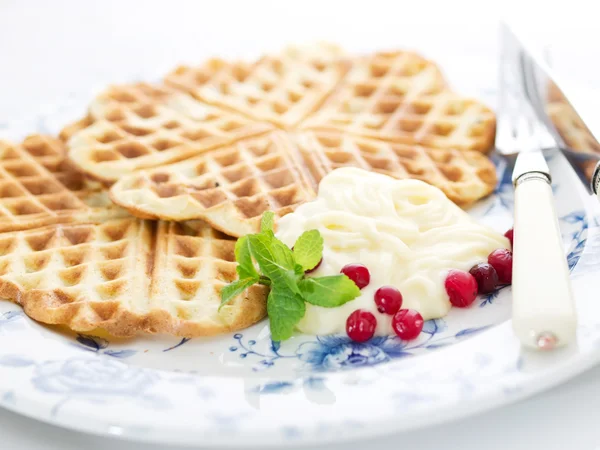 Sweet wafer hearts on dish with cream, berries and mint — Stock Photo, Image
