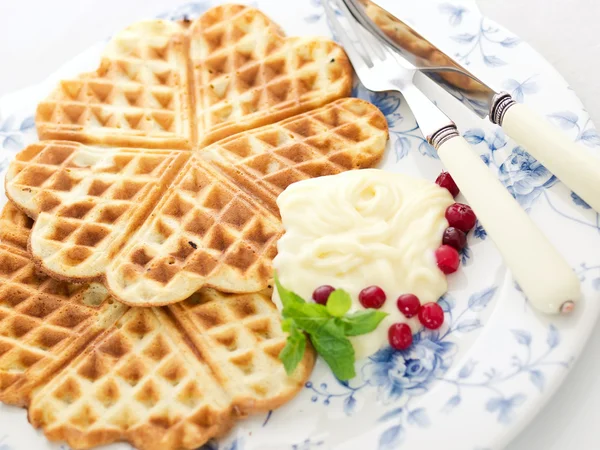 Sweet wafer hearts on dish with cream, berries and mint — Stock Photo, Image