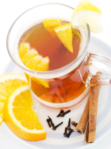 Tee mit Zimtstangen in Glasschale mit Orangenscheiben — Stockfoto