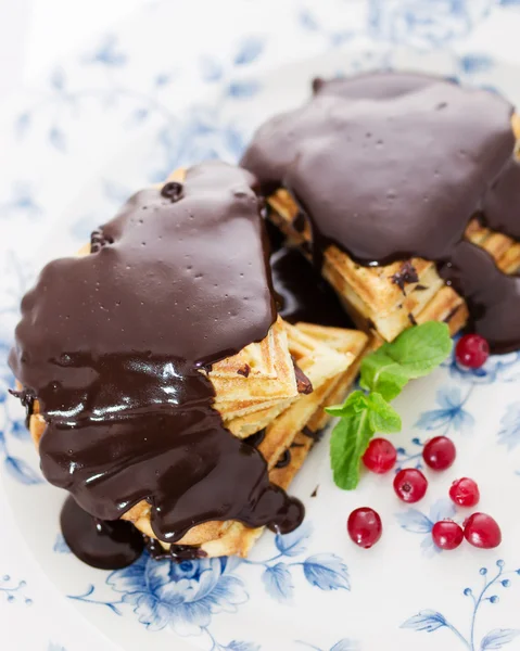 ベリーとミントの皿に甘いチョコレートのウェーハ心 — ストック写真