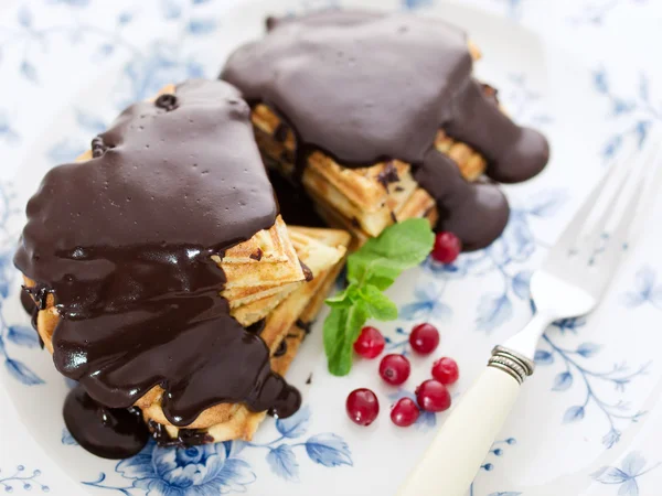 Çilek ve nane ile yemek tatlı Çikolatalı gofret Kalpler — Stok fotoğraf