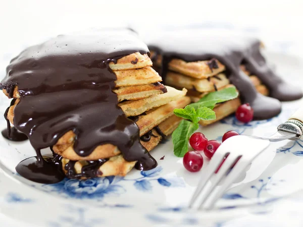 Corazones de oblea de chocolate dulce en el plato con bayas y menta —  Fotos de Stock