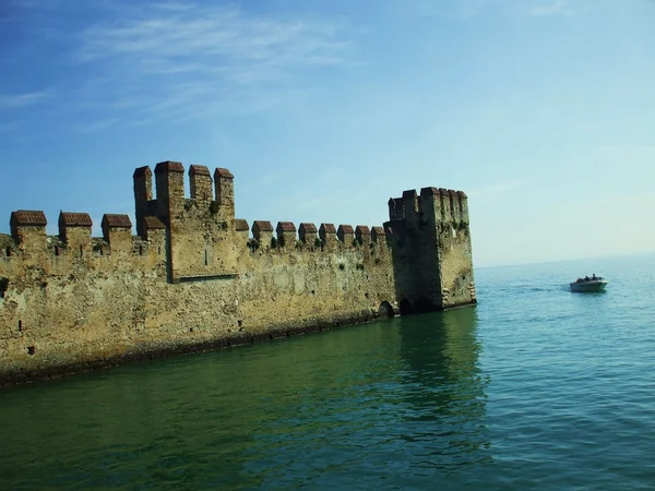 Замок Скалигеро на воде — стоковое фото