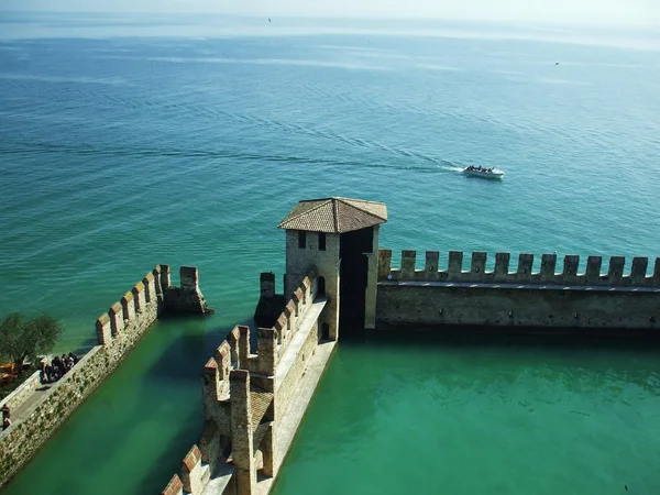 Zamek scaligero nad jeziorem garda. Włochy — Zdjęcie stockowe