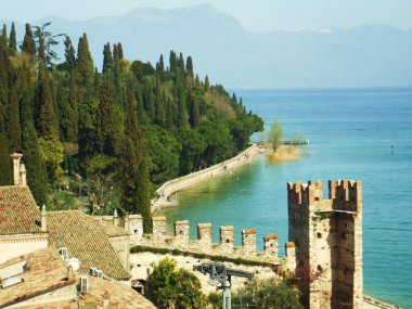 Sirmione Dağı'nın garda Gölü zemin üzerine şehir