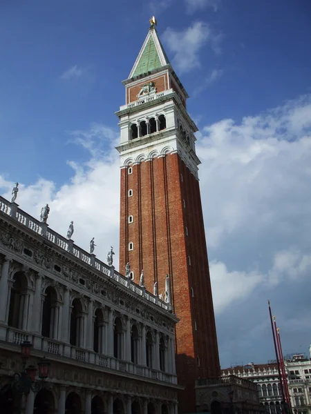 Klocktornet i Markuskyrkan i Venedig — Stockfoto