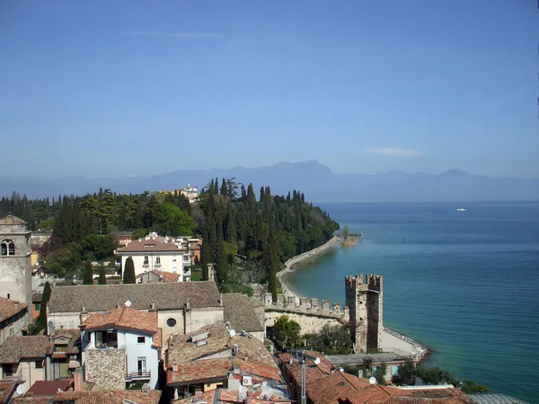 Сірміоне на березі озера Гарда в Італії — стокове фото
