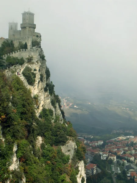 对圣马力诺在云端的城堡 — 图库照片