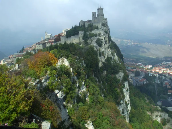 San Marino i skyene – stockfoto
