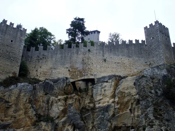 Средневековый замок Сан-Марино — стоковое фото