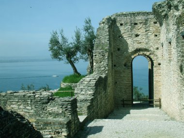 Ancient ruins villa catullo clipart